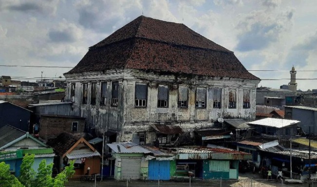 Melihat Lebih Dekat 'Gedung Setan' Berusia 200 Tahun di Surabaya