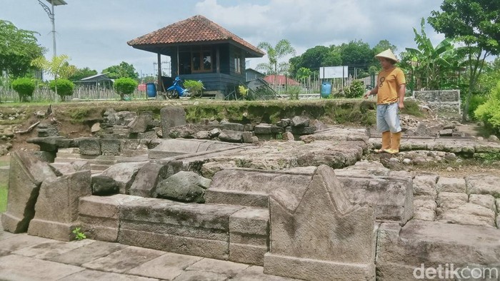 Misteri Candi di Klaten yang Ditemukan Petani 50 Tahun Lalu Baca artikel detikTravel, "Misteri Candi di Klaten yang Ditemukan Petani 50 Tahun Lalu" selengkapnya https://travel.detik.com/travel-news/d-7741448/misteri-candi-di-klaten-yang-ditemukan-petani-50-tahun-lalu. Download Apps Detikcom Sekarang https://apps.detik.com/detik/